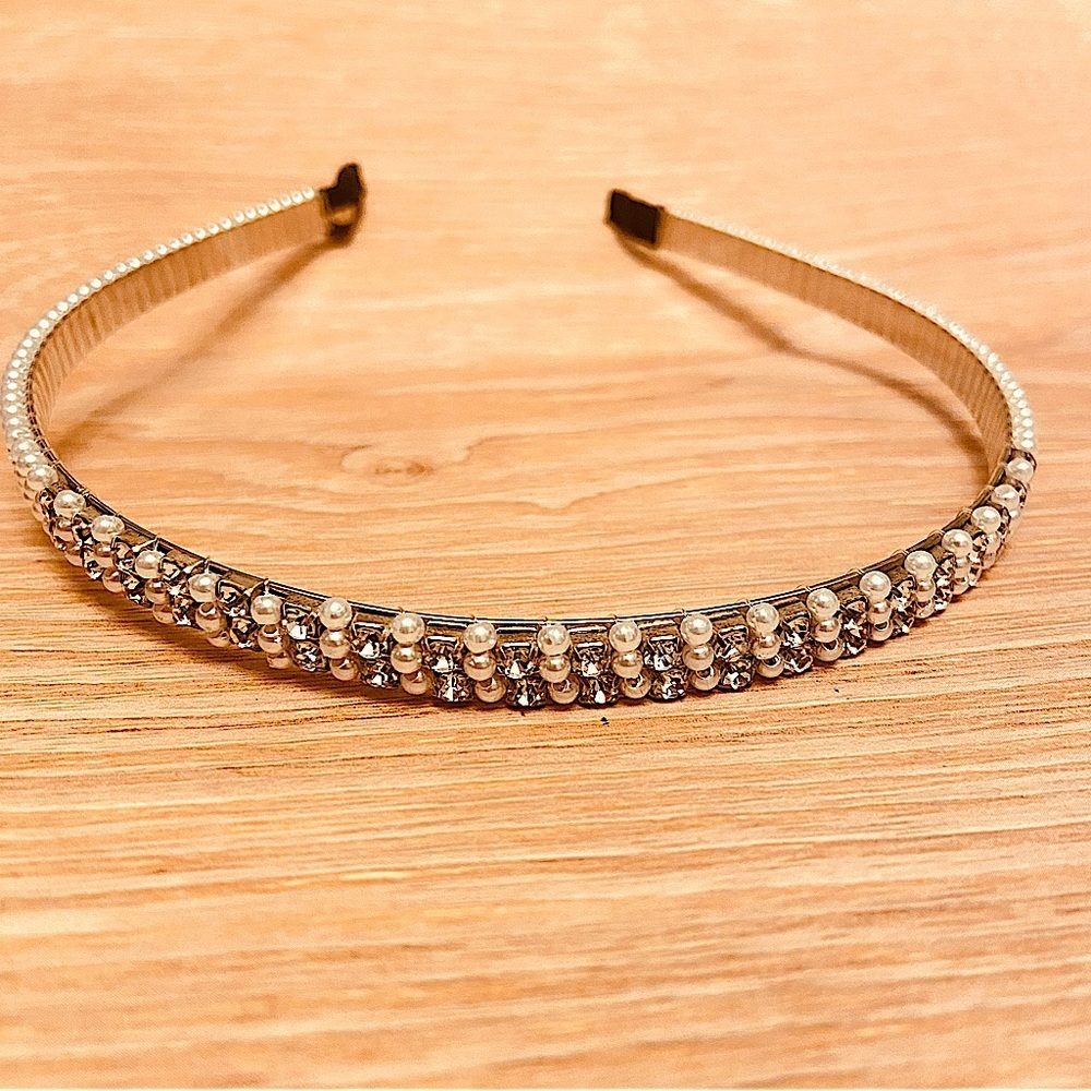 Heirloom Faux Diamond and White Pearls Feminine Cluster Hair Headband. - Picture 3 of 5